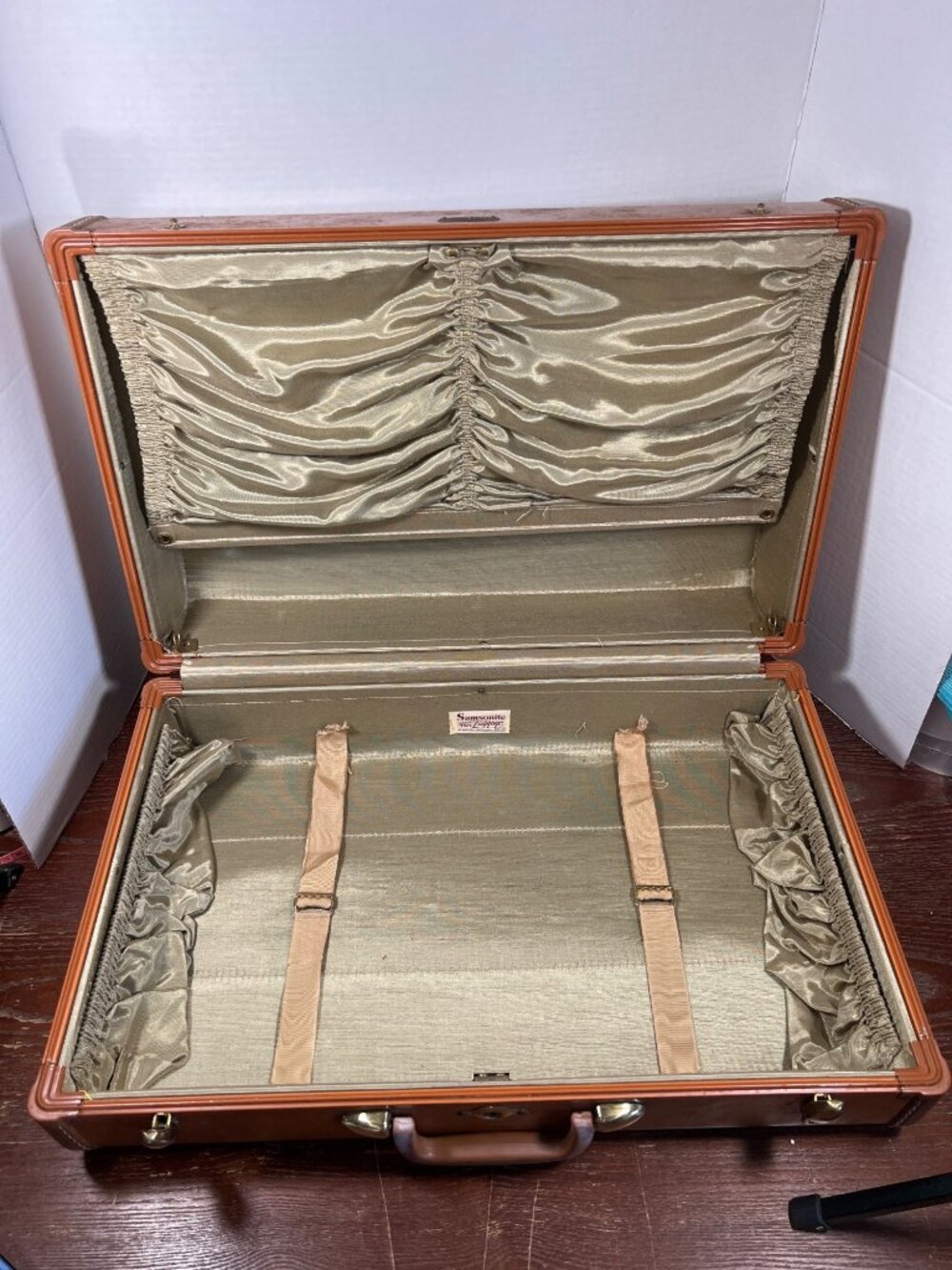 Vintage Samsonite Shwayder Bros Style 4621 Hard Shell Suitcase With Satin Interi